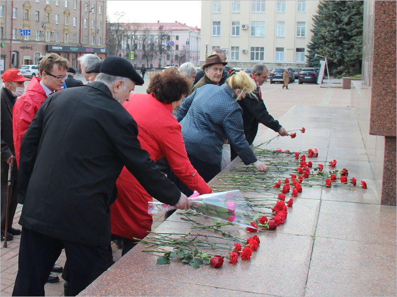 Брянские коммунисты возложили красные гвоздики к памятнику Ленину в день рождения вождя