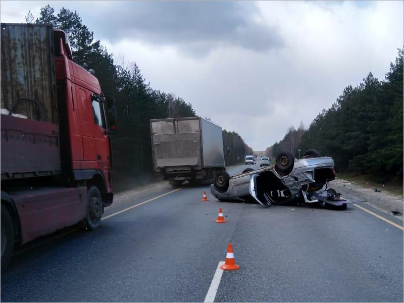 В ДТП-«перевёртыше» на брянской трассе женщина-водитель получила тяжёлые травмы головы