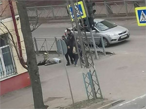 В Брянске возле школы №46 на улице умерла женщина