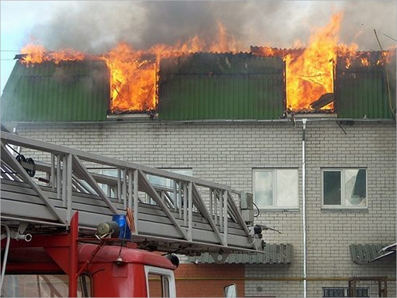 Брянские пожарные потренировались на сгоревшей 13 лет назад гостинице
