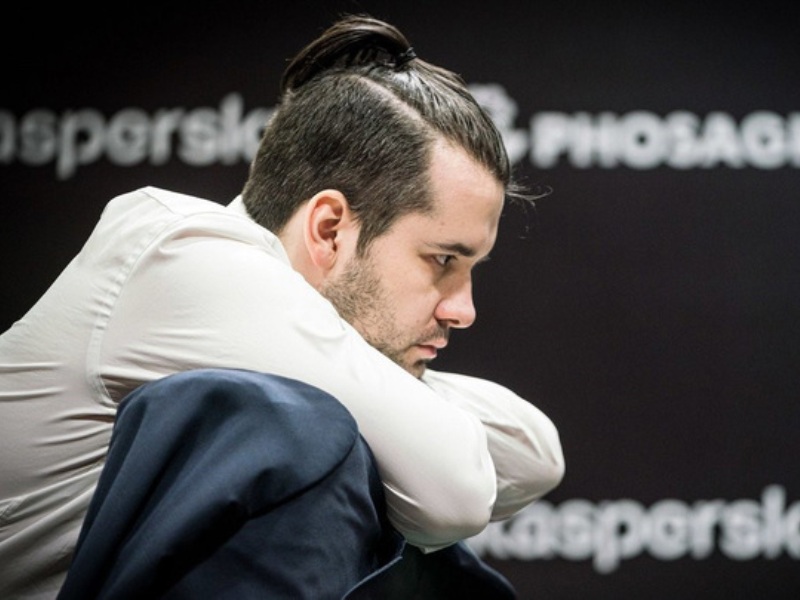 Ян Непомнящий остался лидером шахматного турнира претендентов после девятого тура