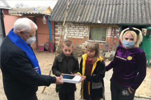 Депутат-волонтёр Николай Стародубцев подарил планшет новозыбковской многодетной семье