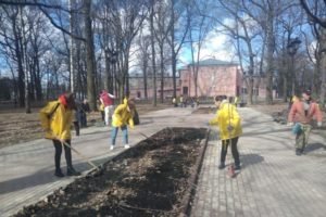 Брянские студенты провели генеральную уборку в городских парках