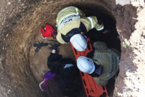 В Брасово местные пожарные достали упавшего в глубокую яму мужчину