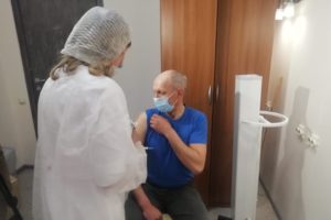 В пунктах ковид-вакцинации в ТРЦ Брянска за первые сутки привились почти 140 человек