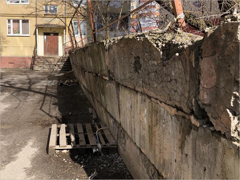 Депутат Брянского горсовета от «ЕР» проследит за ремонтом опасной стенки на переулке Пилотов
