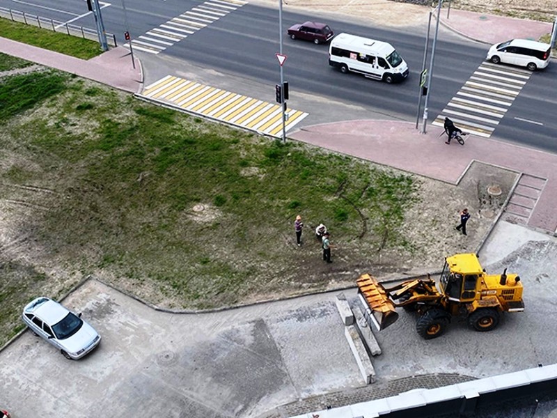 Знаки «Жилая зона» брянских водителей остановить не смогли. Очередь за бетонными блоками