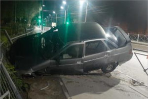 В Брянске пьяный водитель на «десятке» ночью улетел в забор. Без жертв
