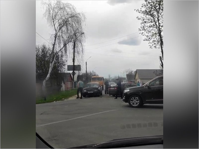 На перекрёстке в Новозыбкове столкнулись три авто. В больнице оказался девятилетний школьник