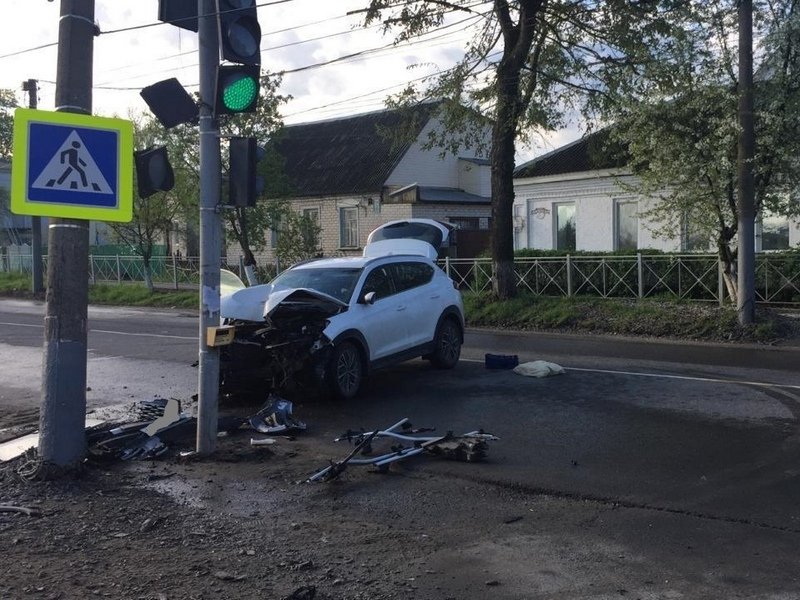В Брянске водитель кроссовера разбил машину и себя о столб