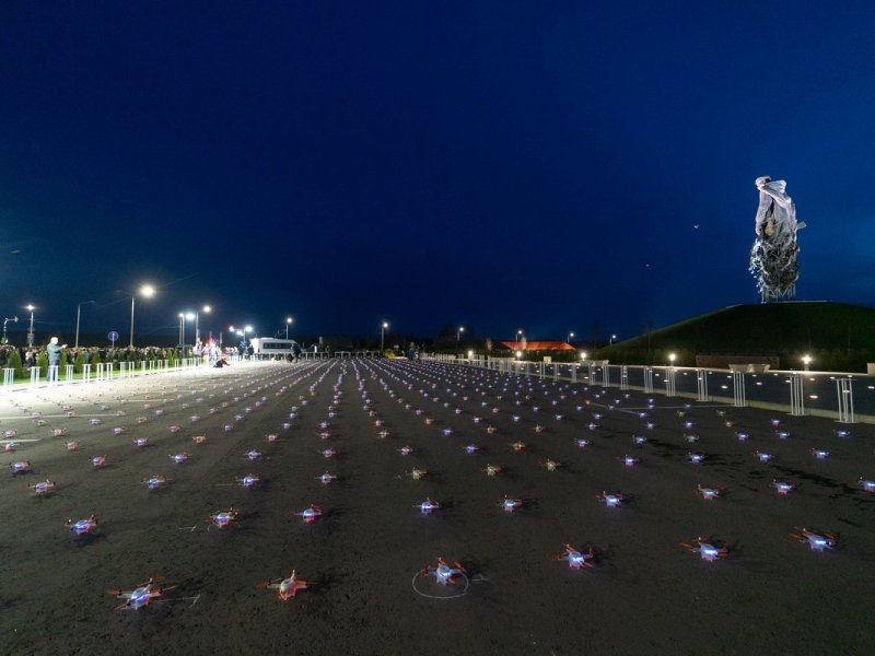 Над Ржевским мемориалом состоялось уникальное световое шоу дронов