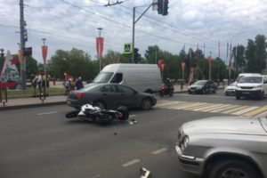 В Брянске на Кургане Бессмертия иномарка «поймала на капот» мотоциклиста. Тот отделался ушибами
