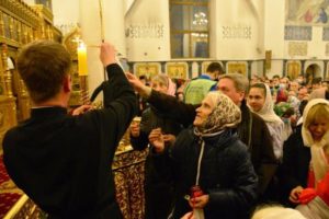 Благодатный огонь добрался до Брянска в пасхальную ночь в завершение литургии