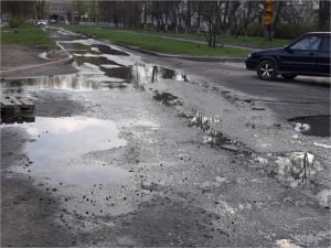 Брянская «вечная лужа» утекает с улицы Медведева и размыла улицу Молодой Гвардии. Городские власти обещают когда-нибудь ямочный ремонт