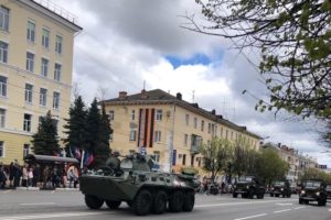 День победы в Брянске отметили торжественным маршем военных, силовиков и боевой техники