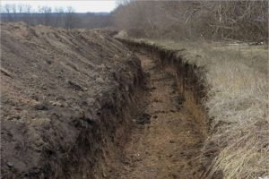 Украина копает противотанковый ров на границе Черниговской и Брянской областей