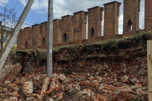 В Смоленске восстанавливают рухнувший участок крепостной стены