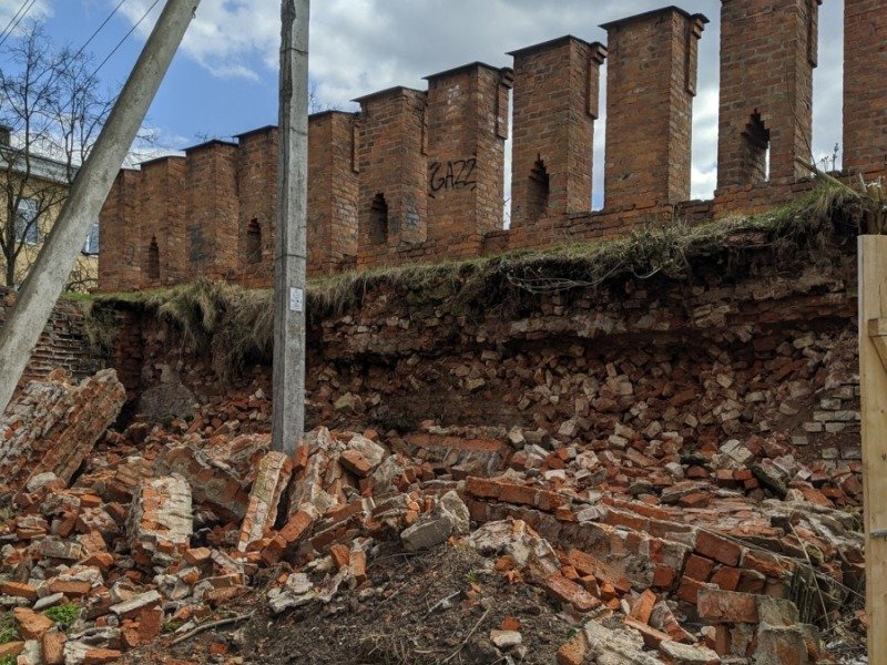 В Смоленске восстанавливают рухнувший участок крепостной стены