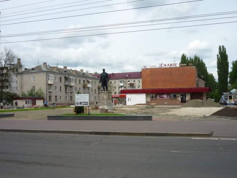 Современный и уютный туевый сквер: в Володарском районе Брянска по распоряжению массово вырублены деревья