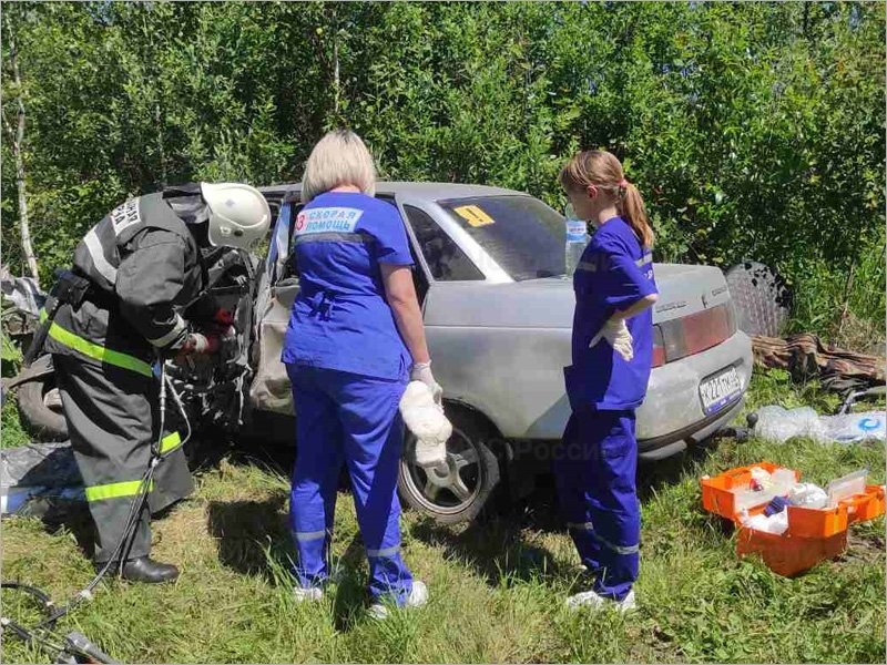 После ДТП на брянской дороге пострадавшего вырезали из искорежённой «десятки»