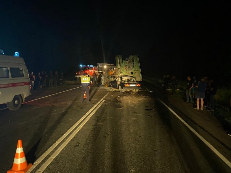 В столкновении «семёрки» и трактора на брянской трассе погибли двое, ещё двое — в том числе ребёнок — между жизнью и смертью
