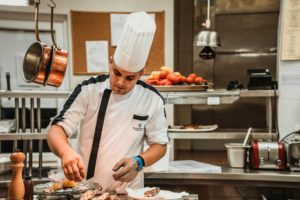Спрос на поваров и официантов в Брянской области вырос за два года в полтора раза