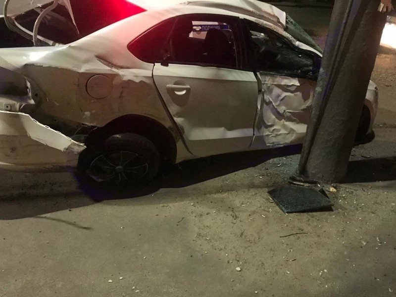 В ночном ДТП в Бежице водитель иномарки задел машину и въехал в столб. Пострадали трое пассажиров