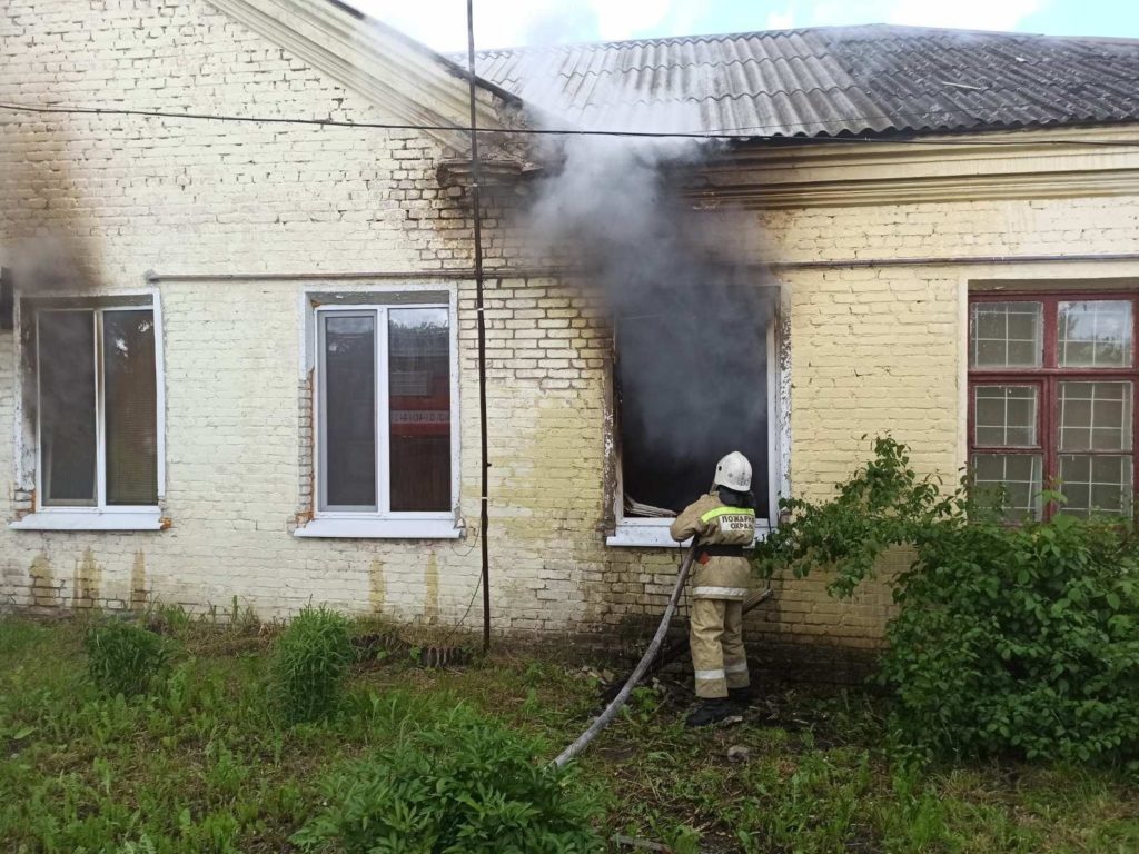 В поселке под Карачевом выгорел жилой дом, пострадавших нет