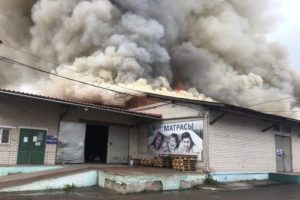 В Брянске горит мебельный склад, площадь пожара больше 600 квадратных метров