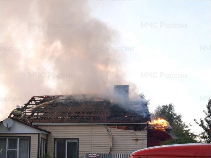 В посёлке под Карачевом сгорел многоквартирный дом. Жертв нет