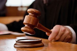 Правосудие по-брянски: женщина, бившая ногами сотрудника полиции, отделалась полутора годами условно — мужа защищала