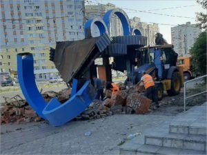 Макаровская администрация Брянска занимается своим любимым делом — ломает и сносит