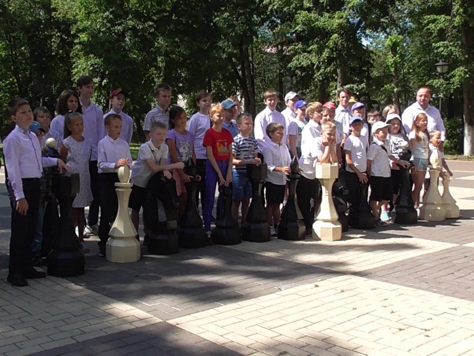 Международный день шахмат в Брянске отметили «Шахматным косплеем» для детей