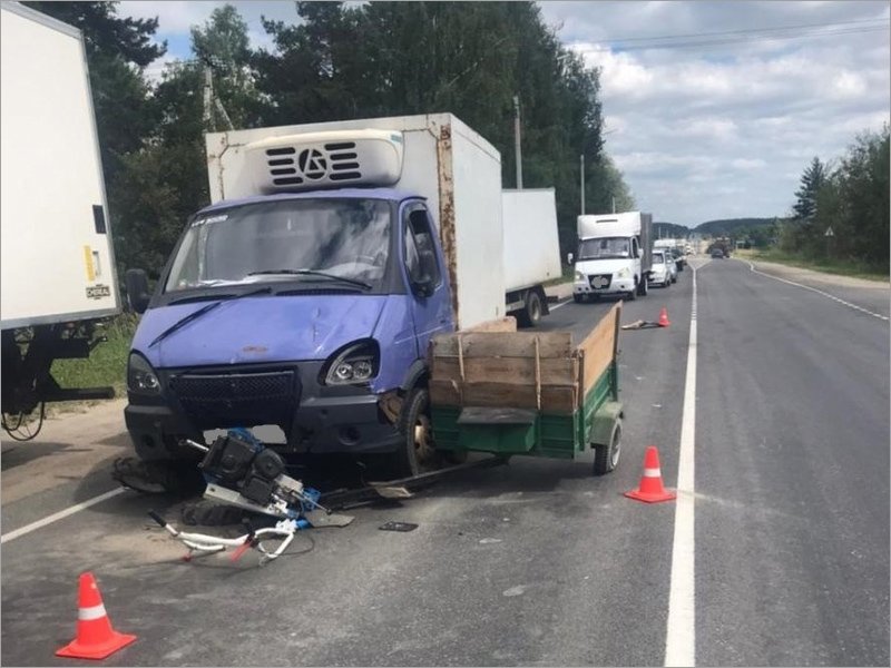 На трассе «Брянск-Дятьково» грузовик раздавил мотоблок