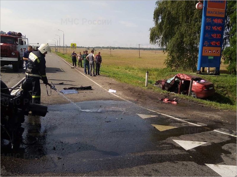 На «Украине» в Брянской области друг в друга врезались трактор и легковушка, есть пострадавший