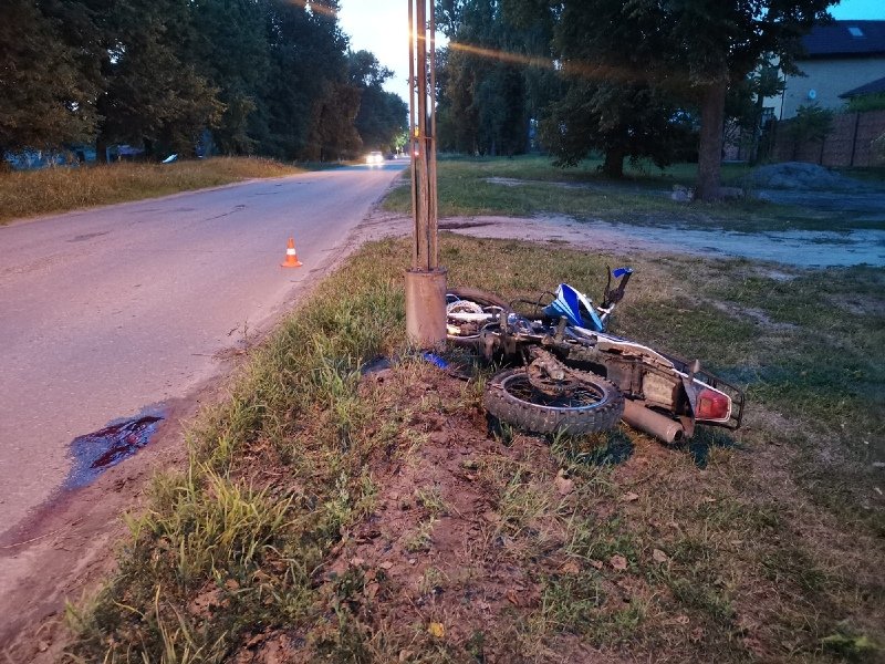 В брянском посёлке Белые Берега мотоциклист без шлема врезался в столб и погиб