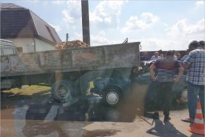 Не-Верный Путь: на окраине Брянска легковушка заехала под мини-грузовик