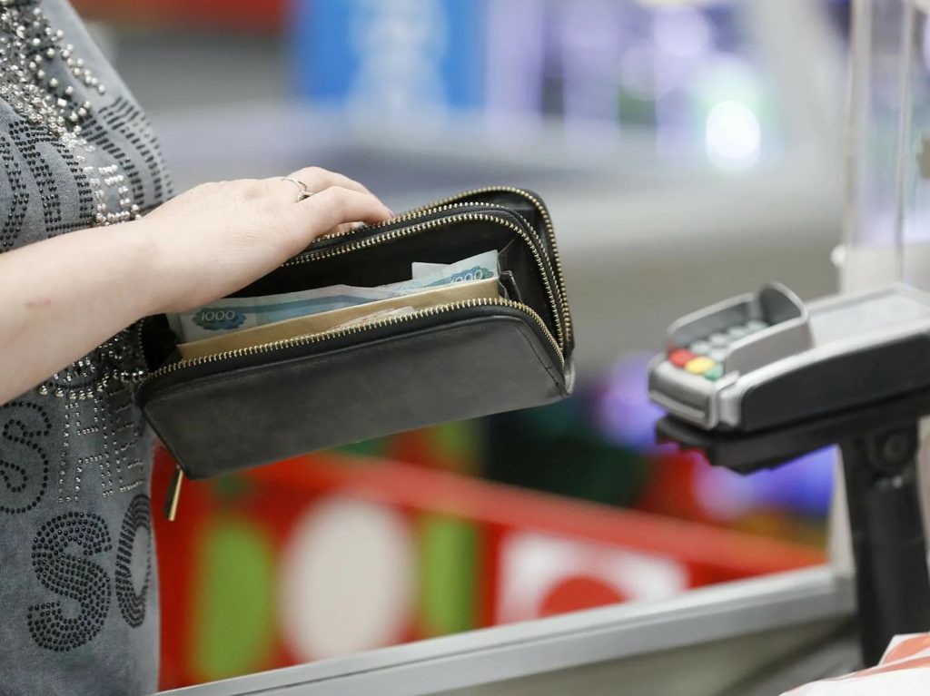 Начинающий брянский грабитель выхватил у пенсионерки кошелёк прямо на кассе в аптеке