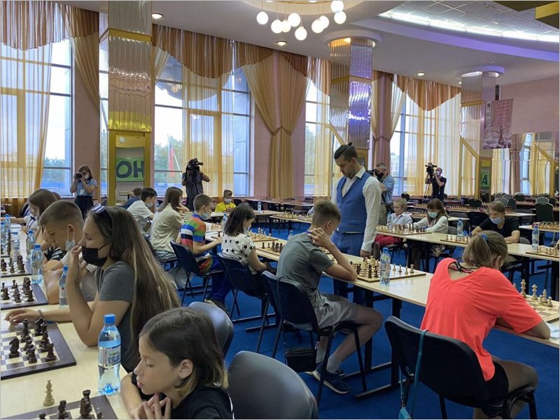 Этап Гран-при России по быстрым шахматам в Брянске стартовал с сеанса одновременной игры