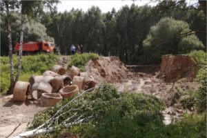 Навлинские дорожники до сих пор восстанавливают смытую дорогу у села Пролысово