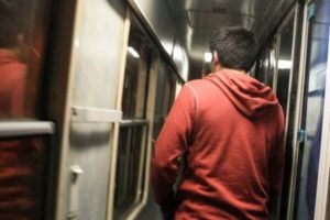Житель Климово отработает 280 часов за украденный в поезде мобильник