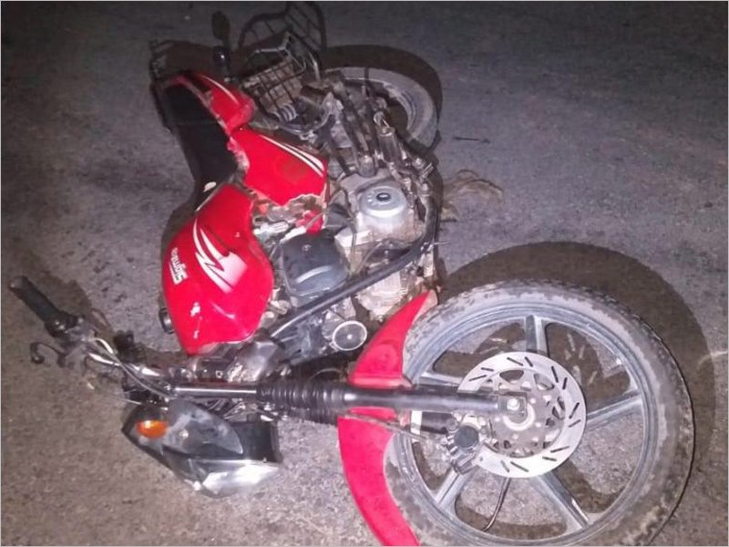 В брянском посёлке Ржаница мотоциклист протаранил «крутую тачку»