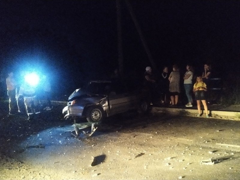 В Брасово грузовик раздавил легковушку, пострадавших вырезали из автомобиля