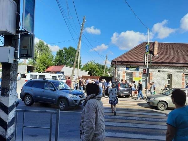 В брянском райцентре водитель легковушки проехал на красный и врезался в пешеходов