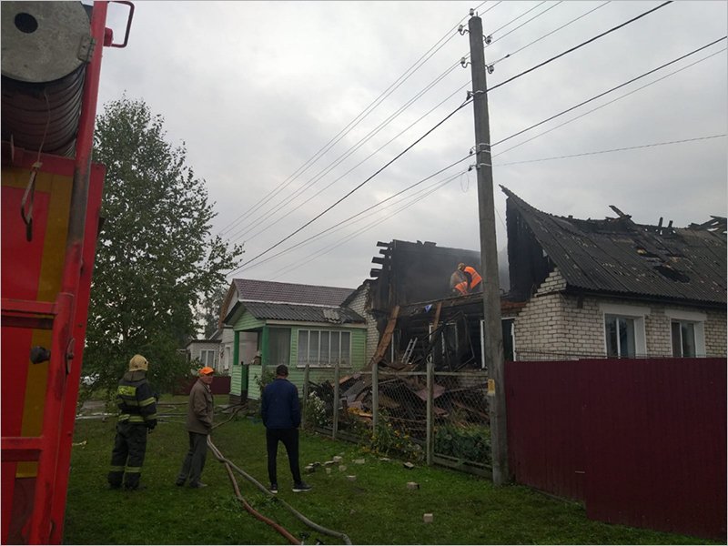 Удар молнии сжёг жилой дом в городе Дятьково. Без крова остались шесть человек