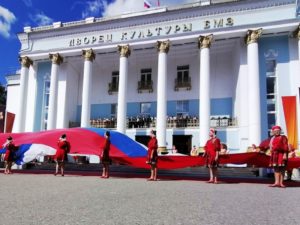 День флага: провозглашению триколора государственным флагом Российской Федерации исполнилось 30 лет