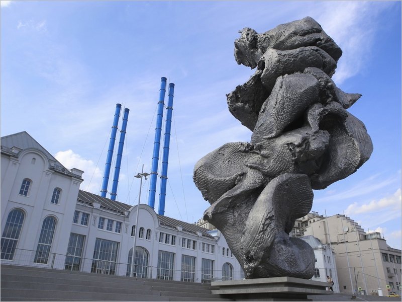«Памятник г…вну» предложили выслать из Москвы в провинцию