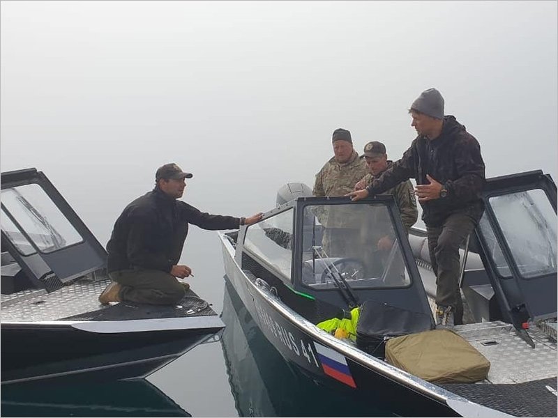 Сотрудники Кроноцкого заповедника спасли выживших после катастрофы вертолёта Ми-8, упавшего в озеро