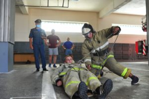 Брянские спасатели-«старички» тренируют молодое пополнение