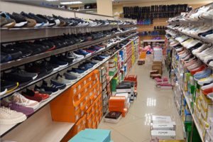 Брянские таможенники нашли в магазине почти 3000 пар нелегальной обуви
